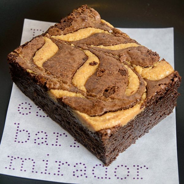 Un brownie sobre el papel de Mirador