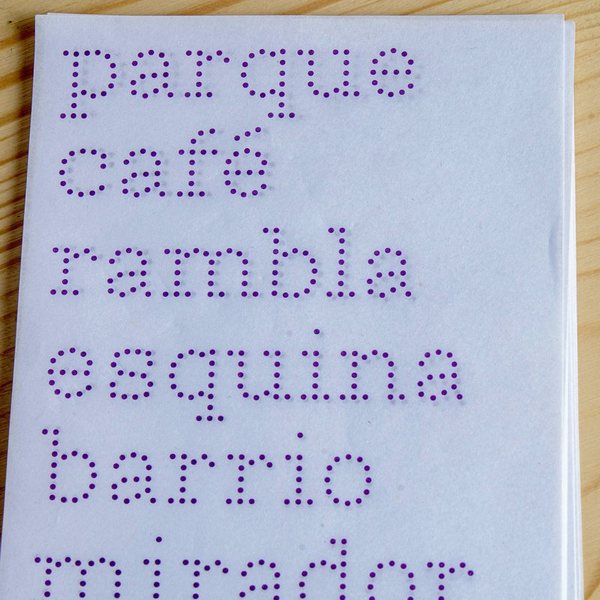 El papel de la barra con las palabras parque, café, rambla, esquina, barrio en la letra de puntos