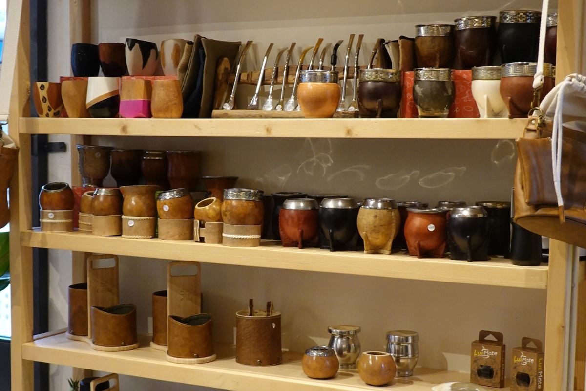 Los mates de Cebala exhibidos en la tienda de Mirador